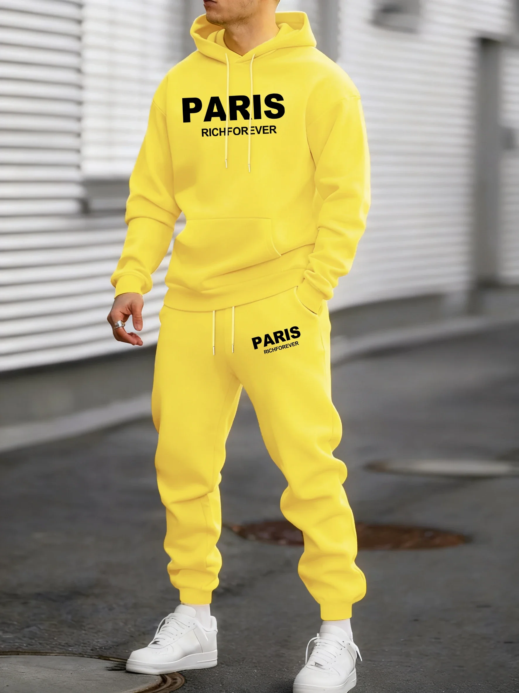 

New autumn/winter men's fashion printed tracksuit, featuring a warm, loose-fitting hoodie and simple fleece pants.