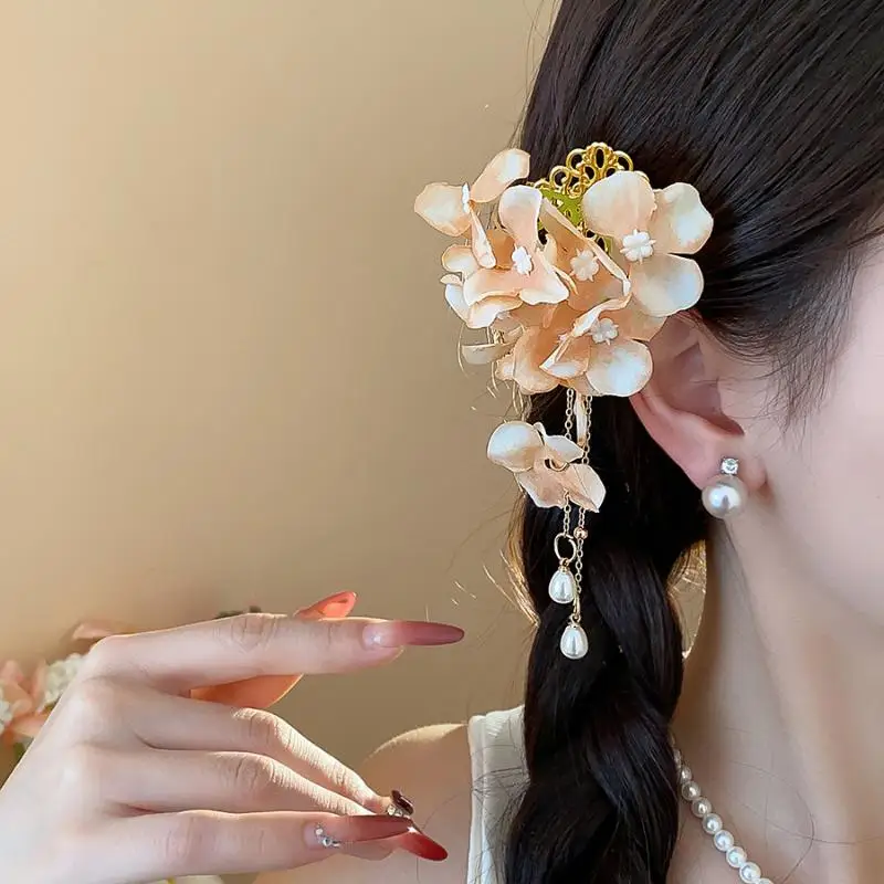 1 Stück Stoffblütenblätter Quasten-Perlen-Haarspange für Damen und Mädchen, süße Entenschnabel-Haarspange für Frühling und Sommer, Haarschmuck – Detail 5
