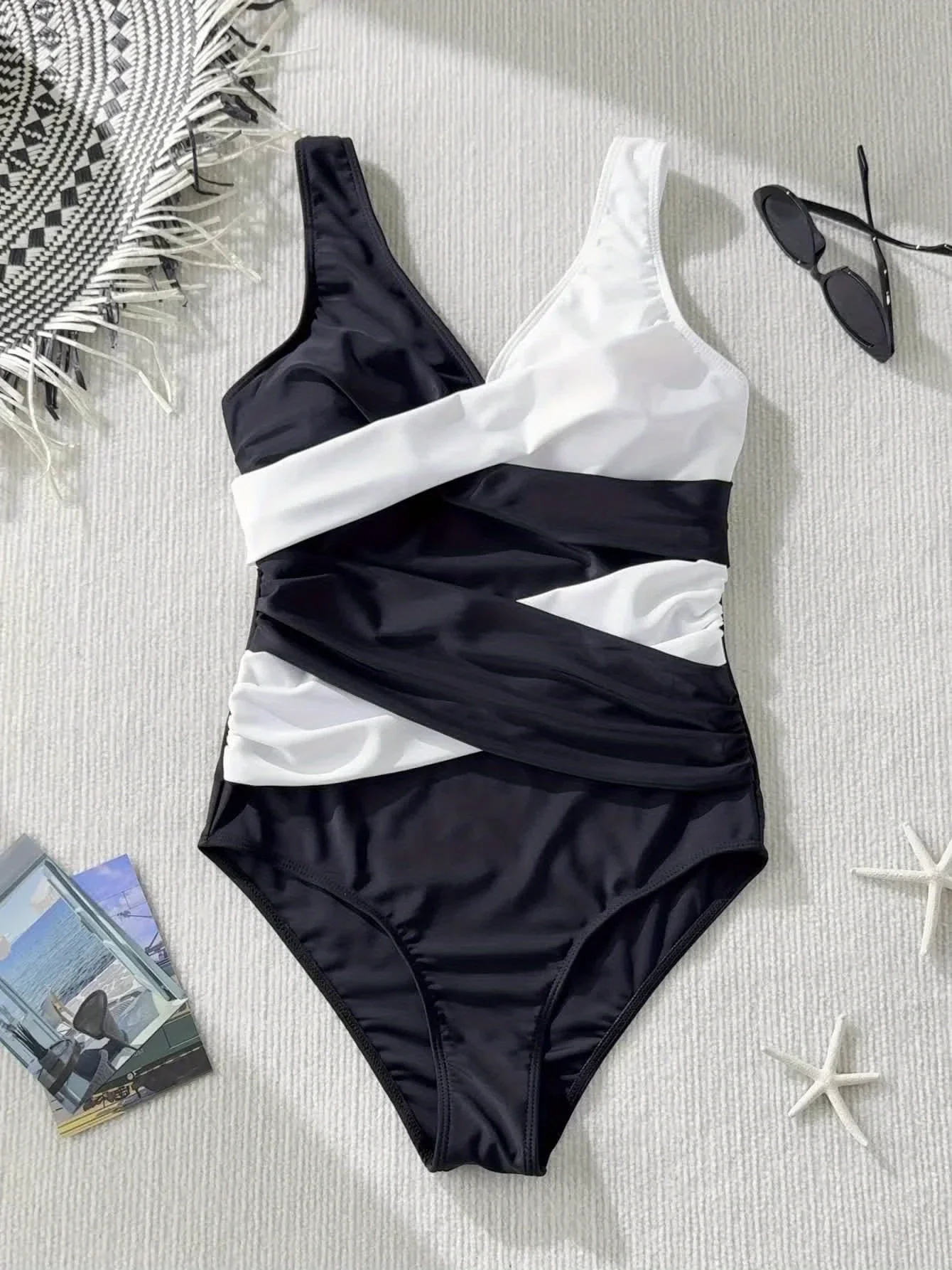 Noir et blanc contrasté une pièce maillot de bain Sport col en v coussin détachable maillot de bain femmes maillots de bain maillot de bain pour femmes