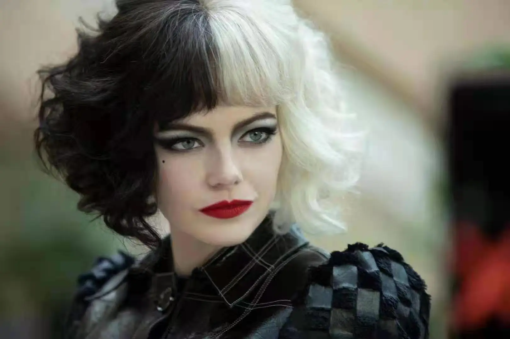Hairjoy synthetisches haar cosplay cruella lose locken bob mit ordentlich knall schwarz weiß perücke für frauen halloween kostüm – Detail 4