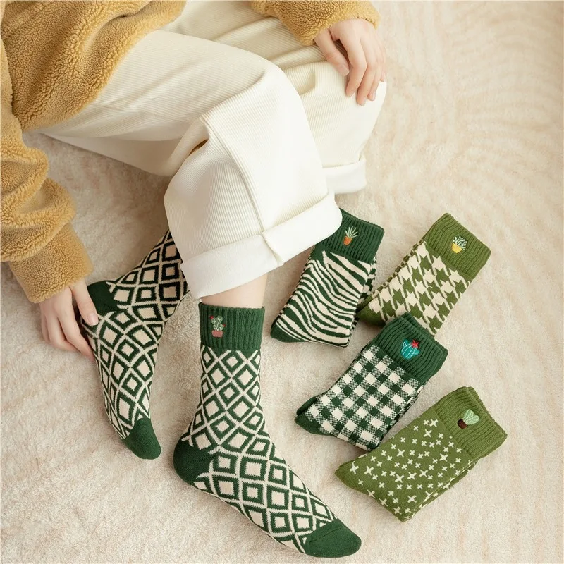 New autumn and winter warm and breathable green socks with velvet and thick embroidered plant terry mid-calf socks for women