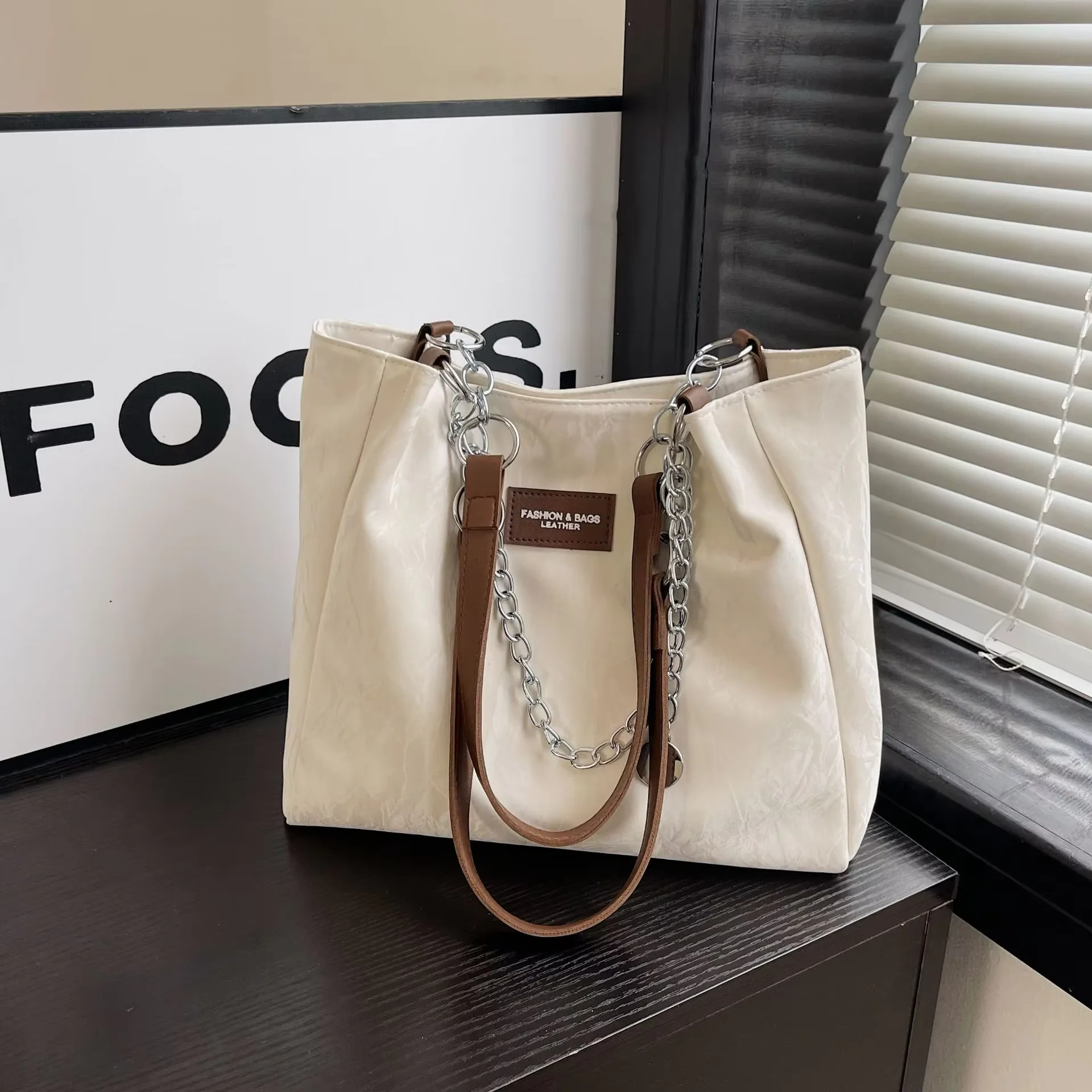 

Large Capacity Bag for Women, New Versatile Shoulder Bag, Stylish and High-end Commuting Tote Bags, Zipper Closure