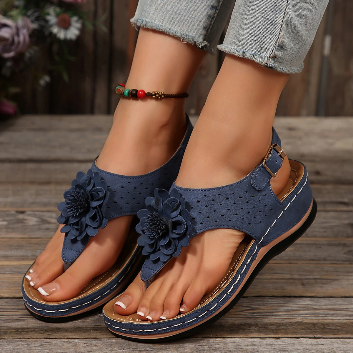 Sandalias de cuña con decoración floral para mujer, sandalias informales con plataforma y clip, zapatos romanos cómodos de talla grande 43 para mujer
