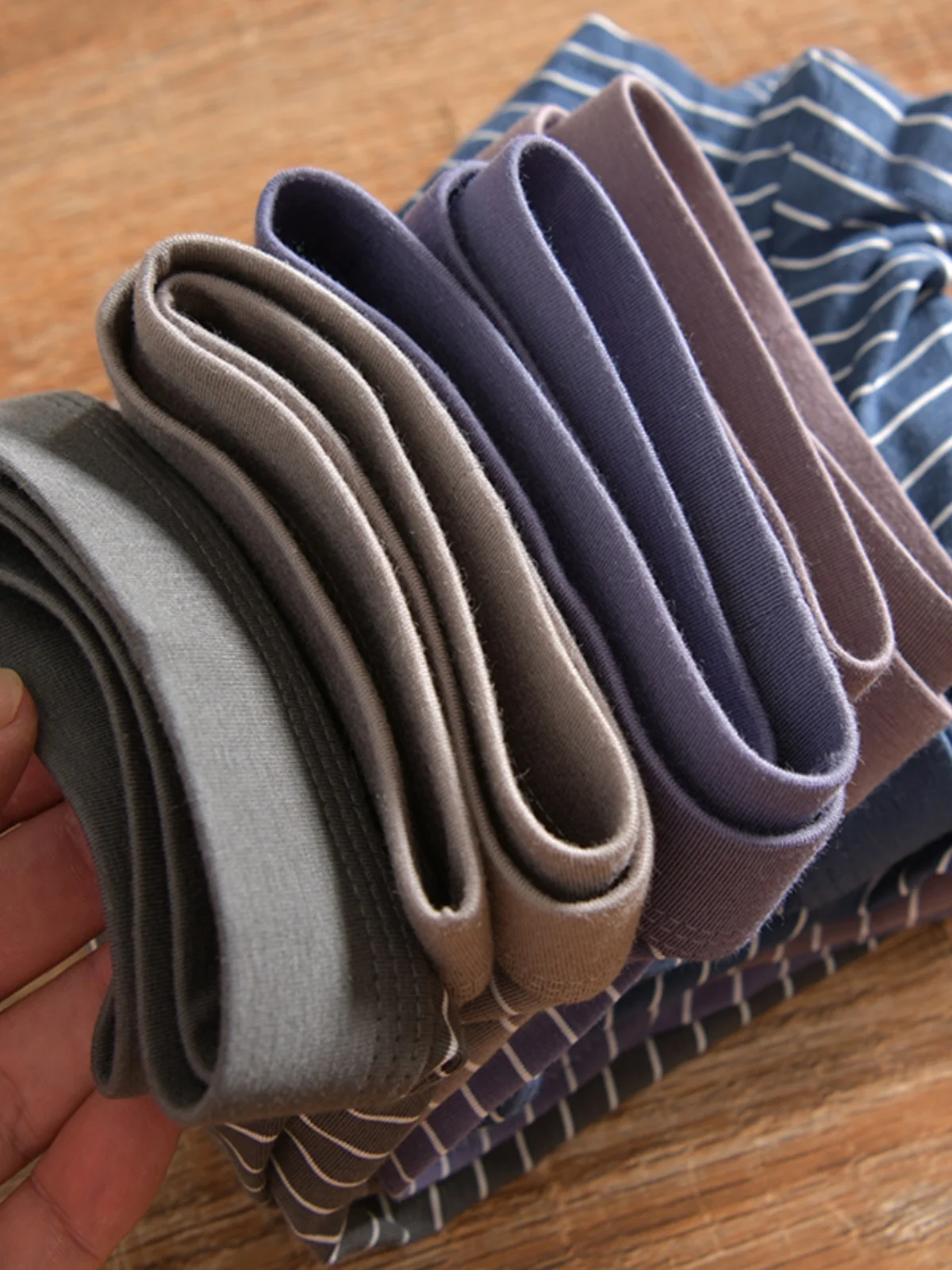 High Elastic Breathable Stripe Pattern Sweat Absorbent Briefs Men's mid Waist Cotton Underwear Simple Design Youth Suitable