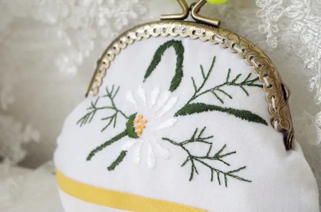 Lost in Vintage Small Coin Purse Made of Linen-look Cotton Beaded  Kiss Lock Metal Frame Flowers Embroidery Clutch Mini Wallet