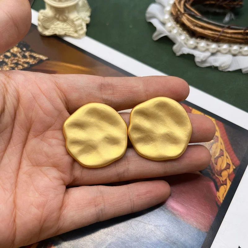 

Женские серьги в современном стиле