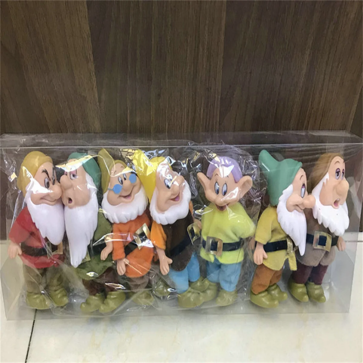 يقدم الآباء هدايا عيد الميلاد الكلاسيكية للأطفال