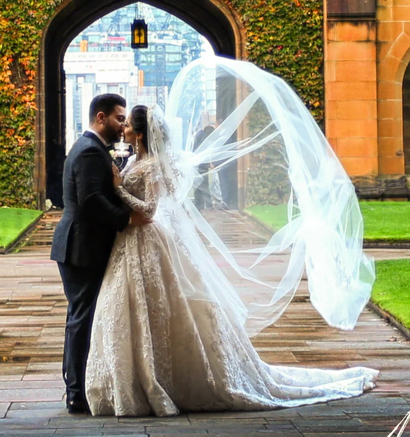 グラマラスなボールガウンのウェディングドレス ディープVネック ハイウエスト 全身を覆う バックレス チャペルガウン カスタマイズされたローブ・ド・マリエ