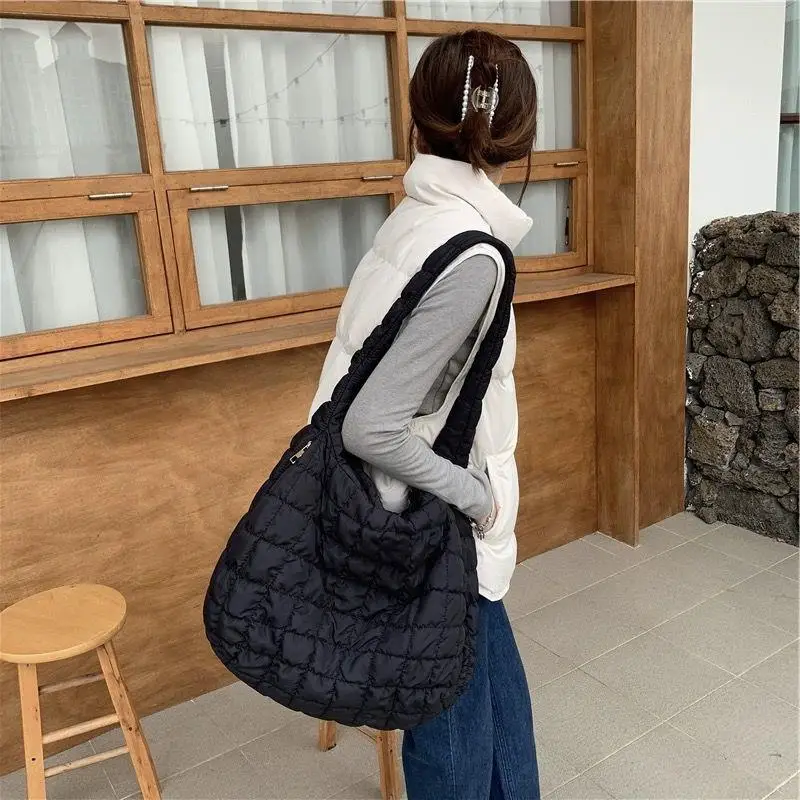 حقيبة سحابة خفيفة الوزن جديدة على الطراز الكوري، حقيبة كتف ذات سعة كبيرة مبطنة بالألماس، حقيبة كروس عصرية غير رسمية