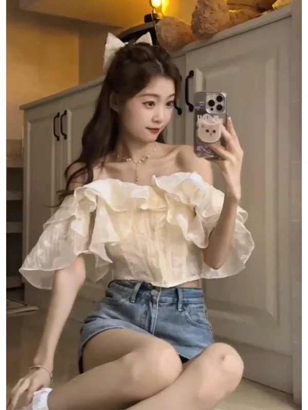 قميص أنيق بأكمام قصيرة للنساء بقصة ضيقة على الطراز الكوري للتنقل في الصيف 2025 نمط جديد بتصميم بكتف واحد