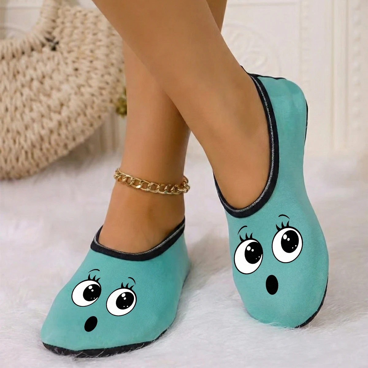 مناسبة لجميع المواسم، طباعة تعبيرية لطيفة، مخمل رفيع، مسامي، مرونة عالية، أرضية مضادة للانزلاق، شباشب للزوجين