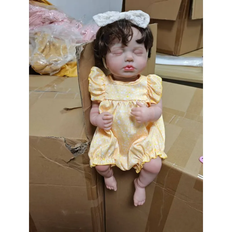 48 cm schattige herboren babypop meisje Loulou handgeworteld bruin haarpop met gele bloemenjumpsuit