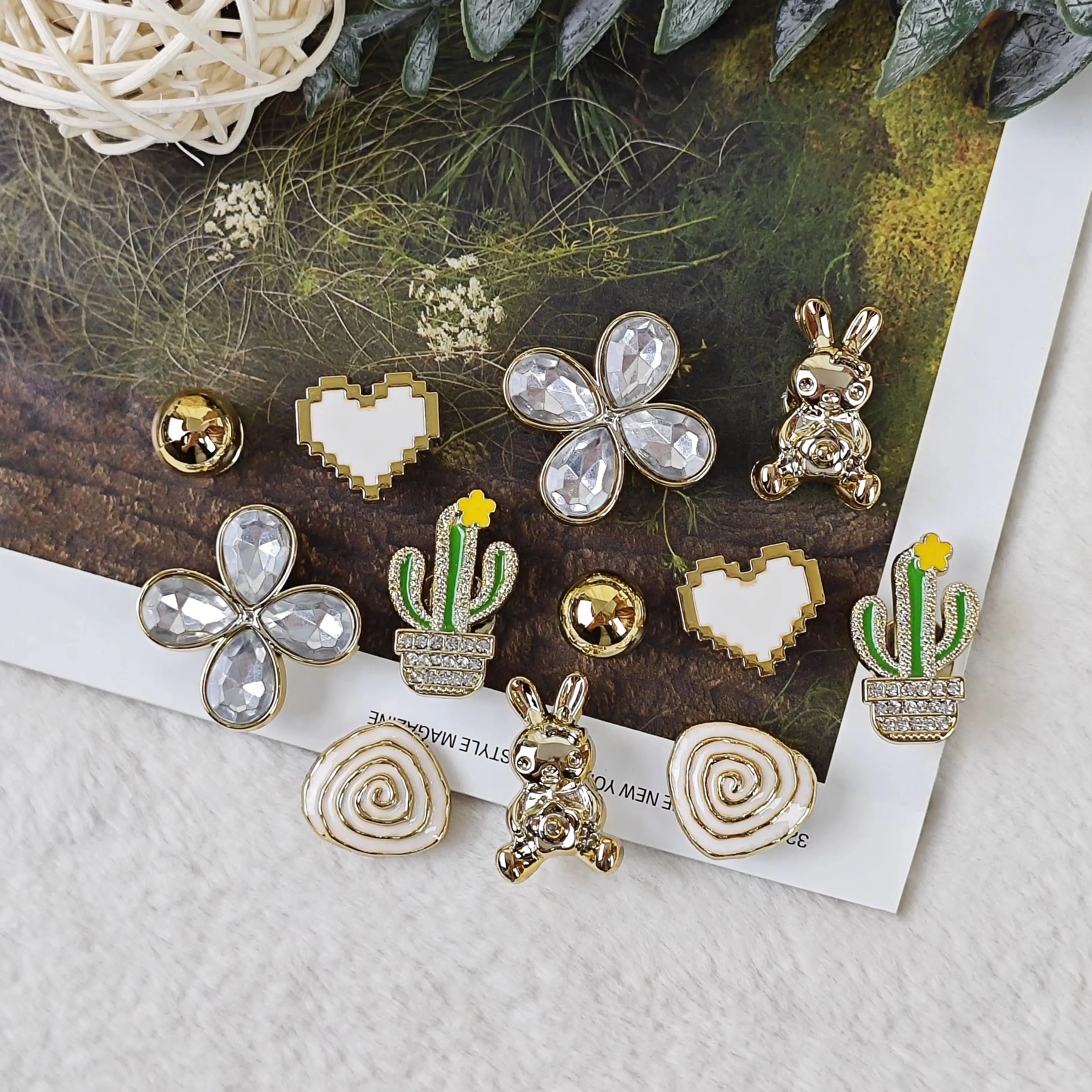 12Pcs DIY Shoe Decoration Charms Shiny Flowers, Hearts, Cacti, Rabbit Decorations Non-Metal Lightweight Material Y2K Fashion Versatile Cute Personality Style for Men and Women Suitable for Eva Beach Shoes, Sandals, Removable Shoe Decorations, Holiday Gifts