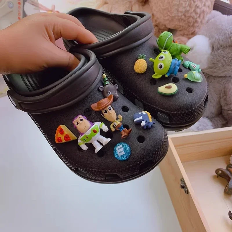 MINISO 13 Stück/Set Disney Charaktere Buzz Lightyear Schuhdekorationen Zubehör Charms für Clogs Bogg Bag Bubble Slides Sandalen