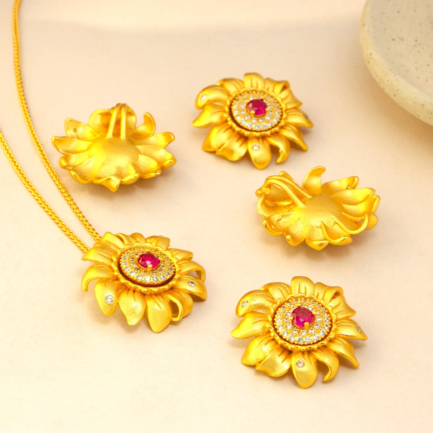 Zircon Inlaid Rotatable Sunflower Pendant Unisex 24K Gold AU999 - Vivid gold sunflower,zircon eye-catching, for dating highlight