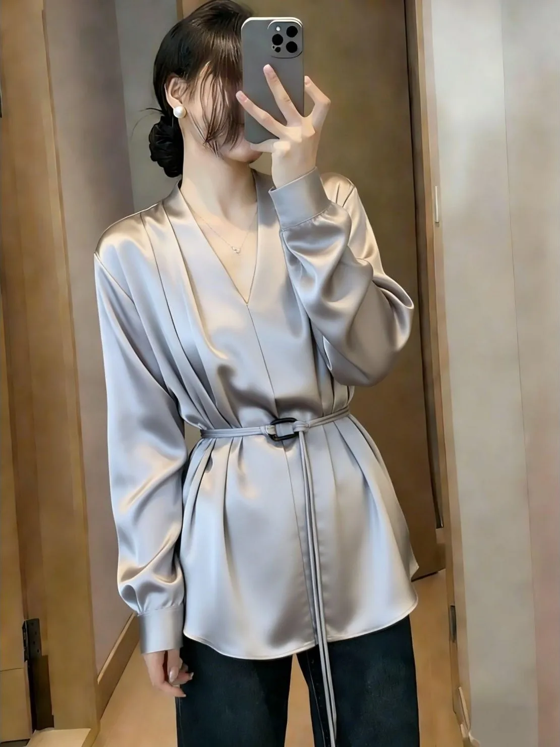 

Elegant V-Neck Acetate Satin Shirt Women's plus Size Mid-Length Slimming Top Korean Style Commute Fashion Loose Fit Long Sleeve