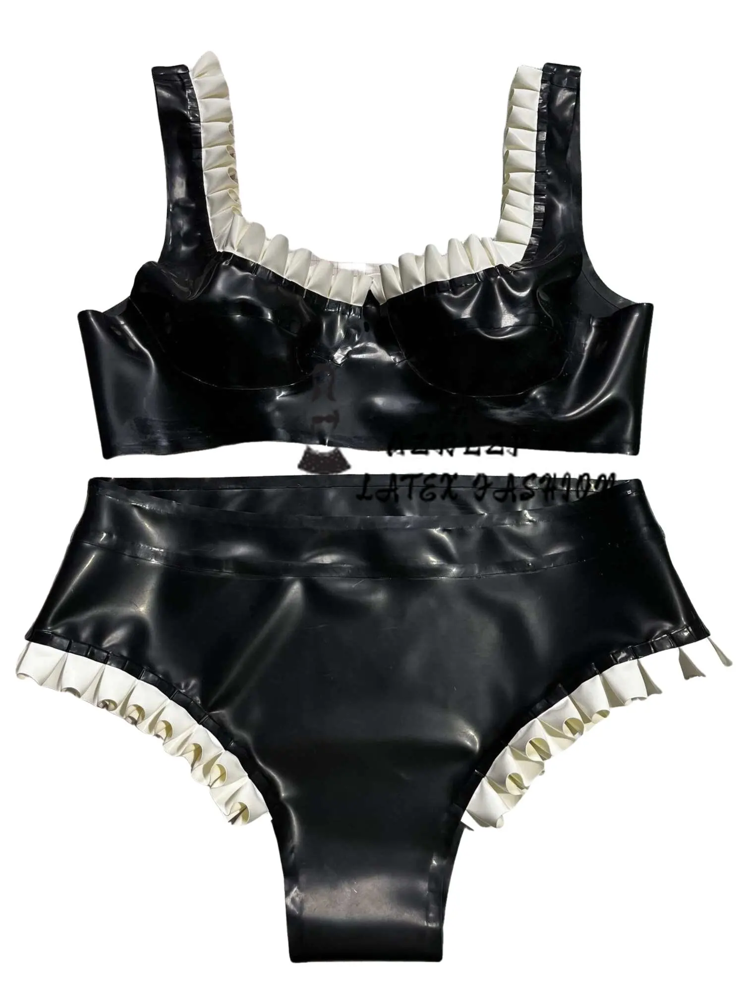 

Женский комплект из латексного беспроводного бюстгальтера и трусиков с рюшами.