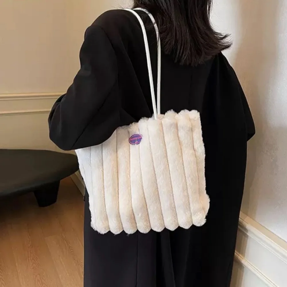 حقيبة يد نسائية مخططة من القطيفة ذات سعة كبيرة حقيبة كتف كروس للخريف والشتاء حقيبة يد ناعمة من الفرو الصناعي حقائب ركاب للفتيات