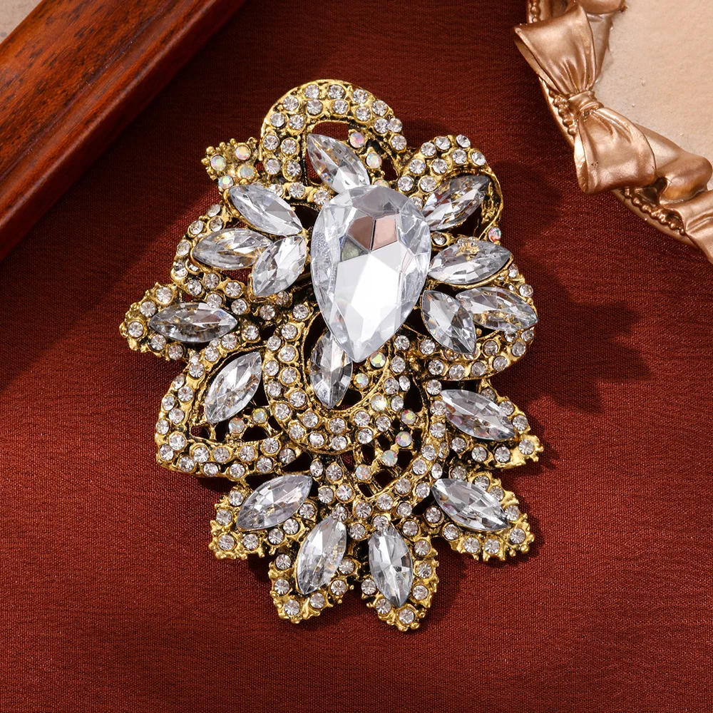 British Style Hierarchy Hollow Leaf Colored Crystal Brooches For Women Trendy Zircon Rhinestone Pin Jewelry Gift Party Accessory