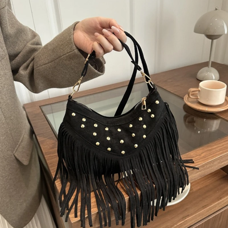 Retro Wildleder-Fransen-Schultertasche mit Metallnieten, Halbmond-Unterarmtasche, Vintage-Tageslook für Konzerte – Detail 4