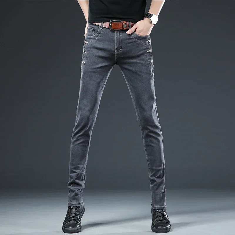 Celana Jeans ramping pria, pakaian Denim abu-abu kaki kecil modis Skinny lurus elastis di Korea