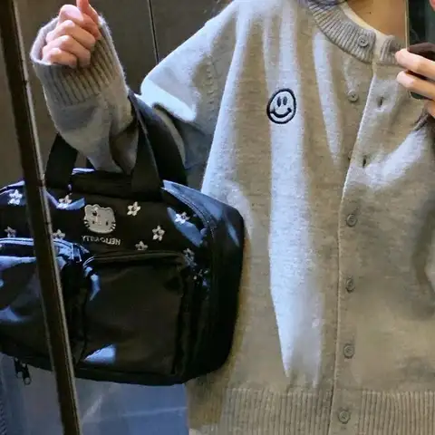 Hello Kitty svarta broderade hängväskor Y2k stor kapacitet tygväskor sminkväskor casual lager på lager bärbara necessärer för kvinnor 8 best sales svart Hello Kitty-väska - №1