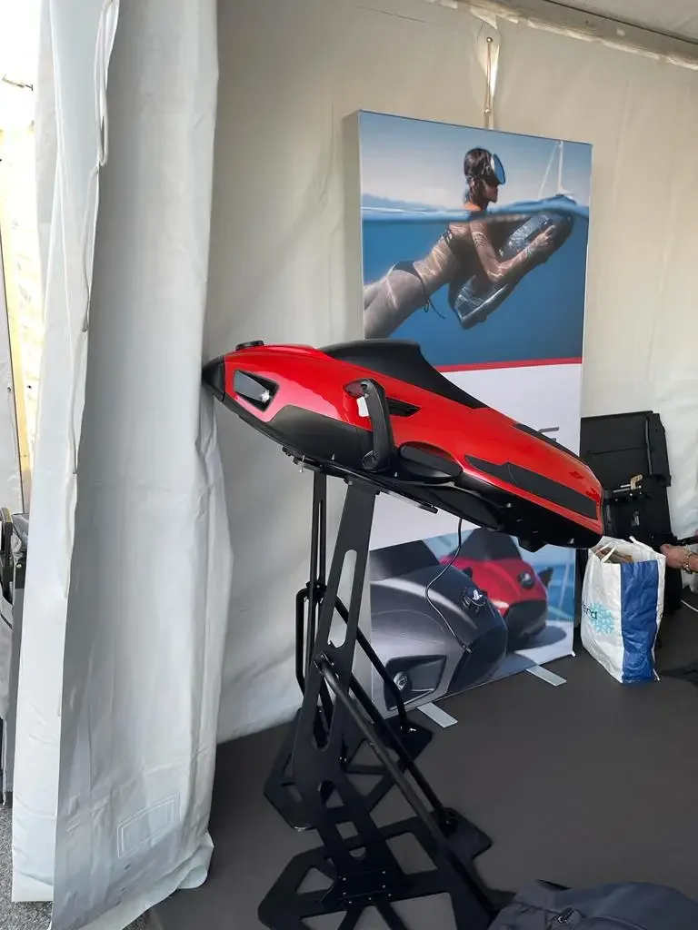 Altivs Apx سكوتر خفيف الوزن بعمق 40 مترًا تحت الماء 23 كجم دفع 370N 100 دقيقة وقت اللعب