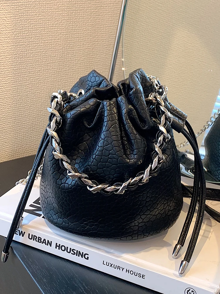 

Fashion Chains Handle Bucket Bags 2023 New Popular Pu Leather Drawstring Single Shoulder Bag Versatile Women Crossbody Bag