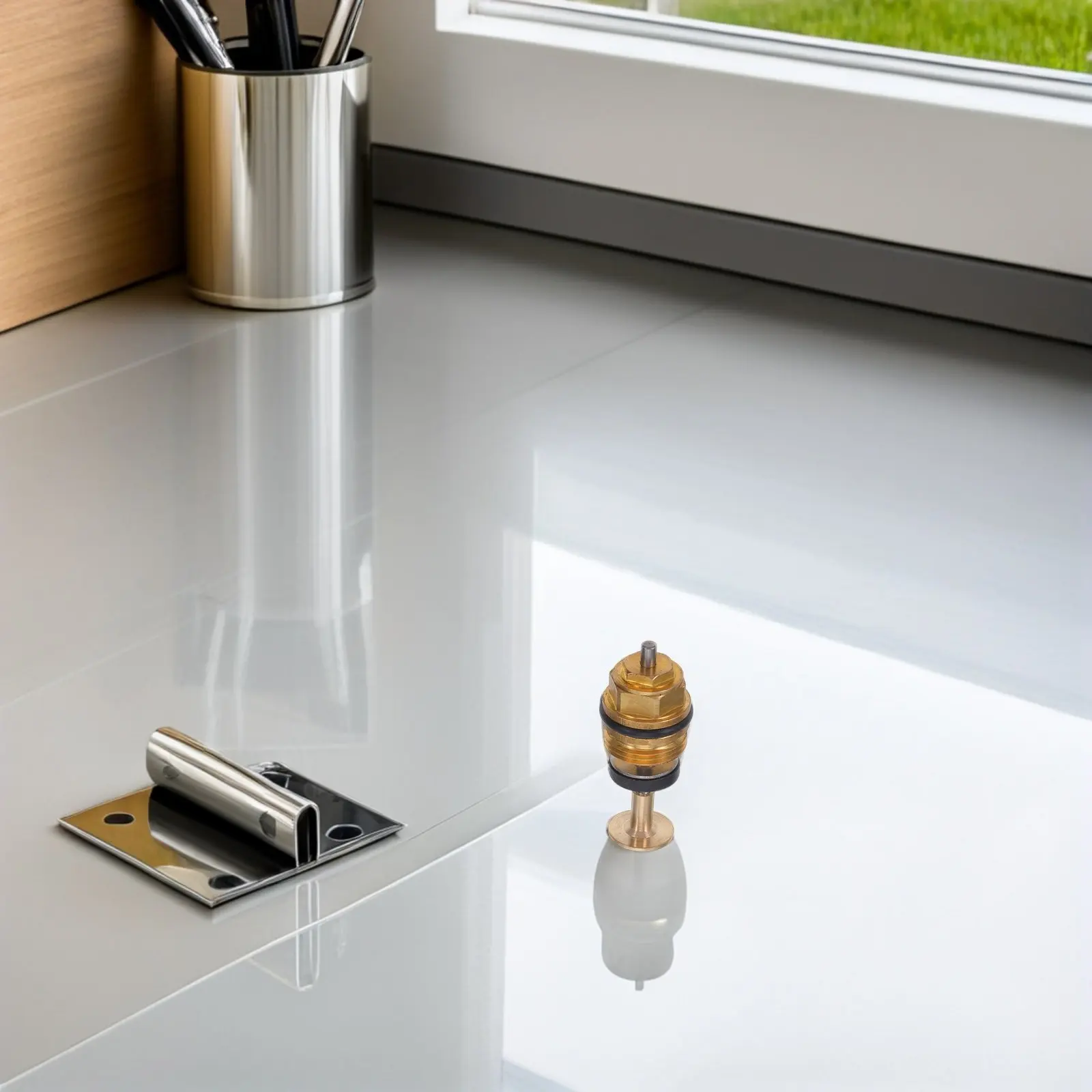 

Премиальный латунный термостатический клапан для теплого пола: компактный угловой дизайн, точный контроль потока воды для отопления дома и офиса