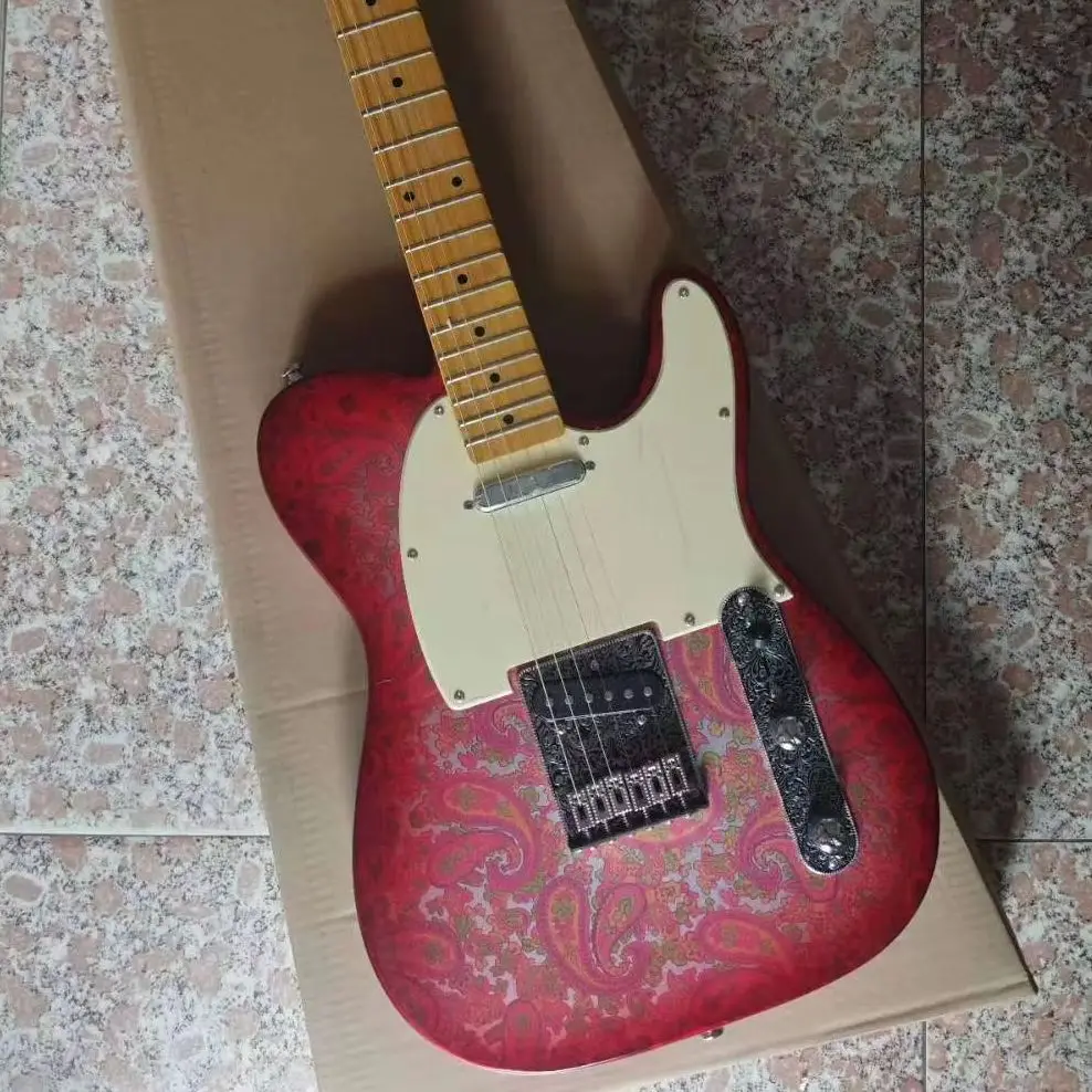 

Красная шестиструнная электрогитара, корпус из липы, кленовый гриф и кленовый гриф с белой панелью.