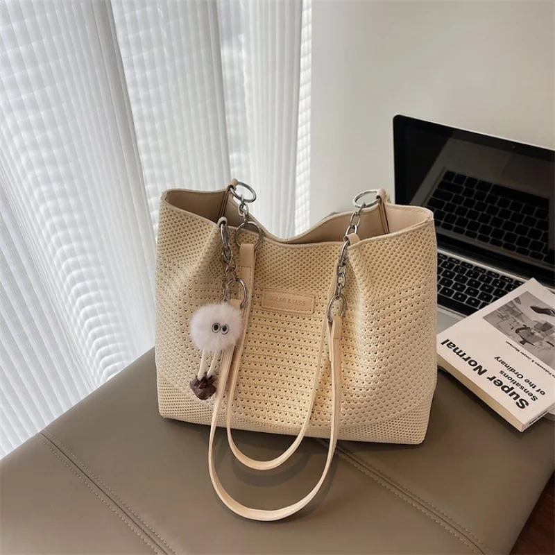 

Minimalist Vintage Leather Tote Bag With Fashionable Letter Logo And Large Capacity For Everyday Leisure Use