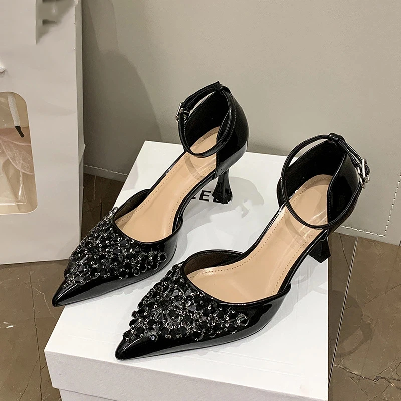 أحذية نسائية جديدة للربيع/الصيف بكعب عالٍ: عصرية بمقدمة مدببة، مقدمة مغلقة، صنادل/مضخات بحزام واحد مع جوانب مفتوحة.