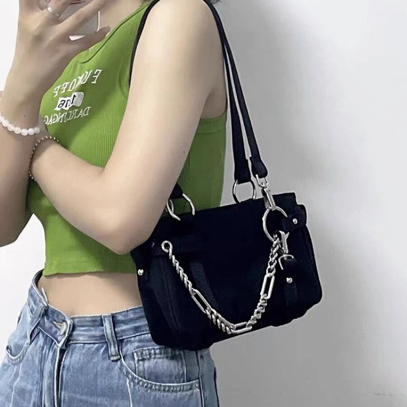 

2025 New UR Nylon Handbags for Women Spring and Summer Purses Travel Chain Totes Underarm Black Handsome Bags