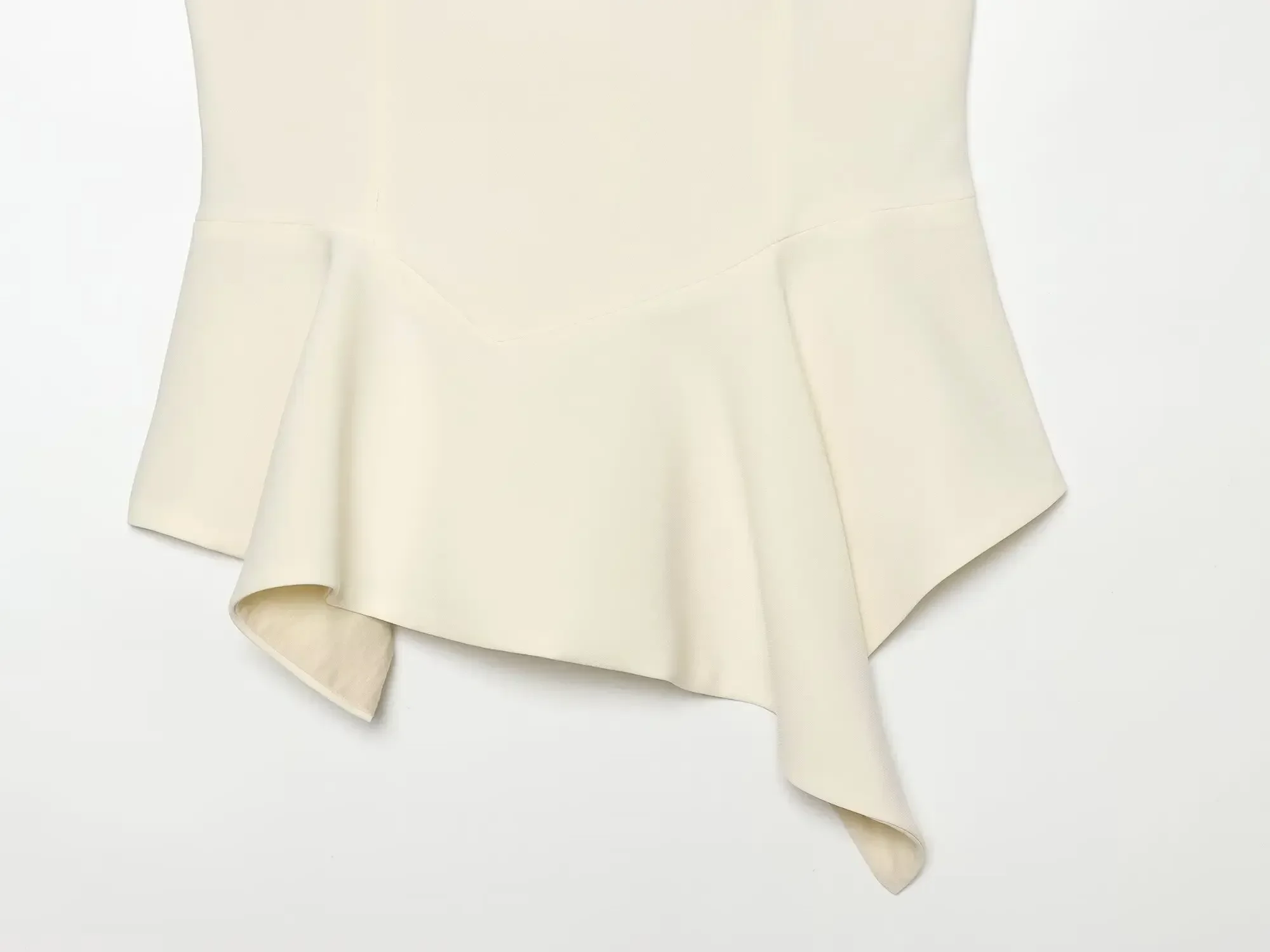 KONDALA Damen Elegantes, einzigartiges Camisole-Top mit unregelmäßigem Saum – Sommer 2026 Trendiges, sexy, lässiges, schmales Oberteil für Frauen – Minimalistisches, schickes Trägertop – Detail 9