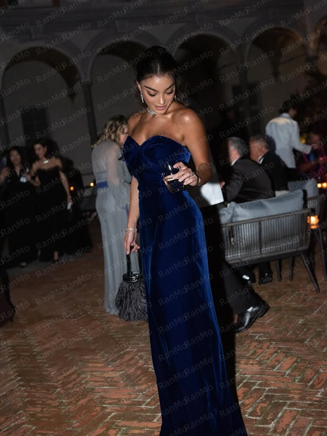 Sukienki wieczorowe Ranmo Customized 2026, proste, aksamitne, w stylu syreny, z dekoltem w serduszko, krzyżowane, bez rękawów, na koktajl, studniówkę.