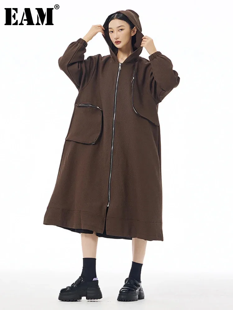 

[EAM] Women Coffee Pocket Zipper Big Size Long Trench New Hooded Long Sleeve Windbreaker Fashion Tide Spring Autumn 2024 1DH7417