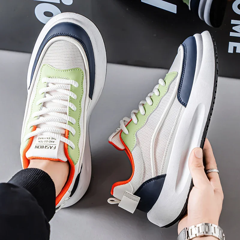 أحذية رجالية بيضاء شبكية جديدة قابلة للتنفس خفيفة الوزن ومنخفضة أعلى أحذية سميكة سوليد الارتفاع زيادة أحذية مريحة وغير رسمية