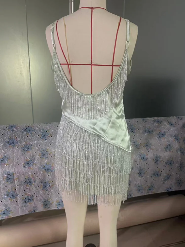 Mintgrünes Satin-Outfit mit silbernen Perlenfransen, zweiteiliges Set für Damen, V-Ausschnitt-Cami-Top, Minirock mit niedriger Taille, Party- und Clubwear-Kombination – Detail 3