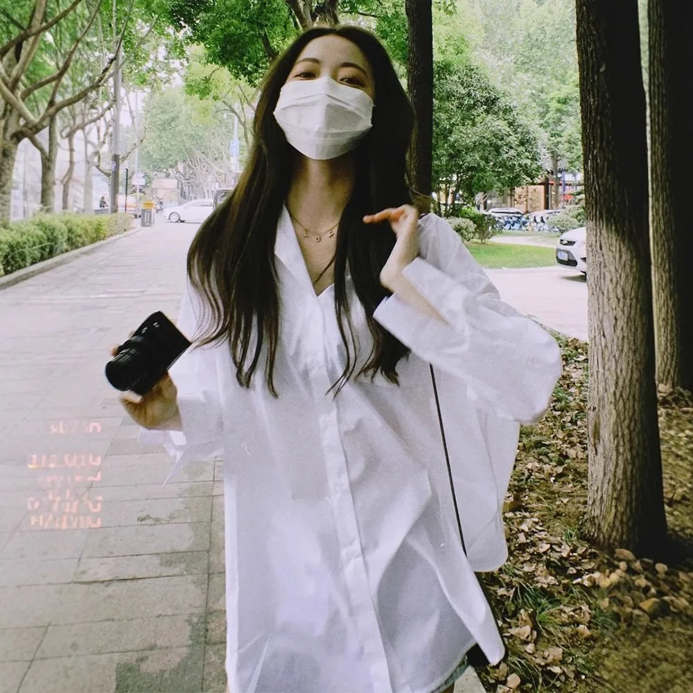 قميص نسائي أبيض طويل الأكمام ملابس داخلية ربيع الخريف تصميم تحسس حشد صغير طبقات ملابس خارجية قميص طبقة أساسية