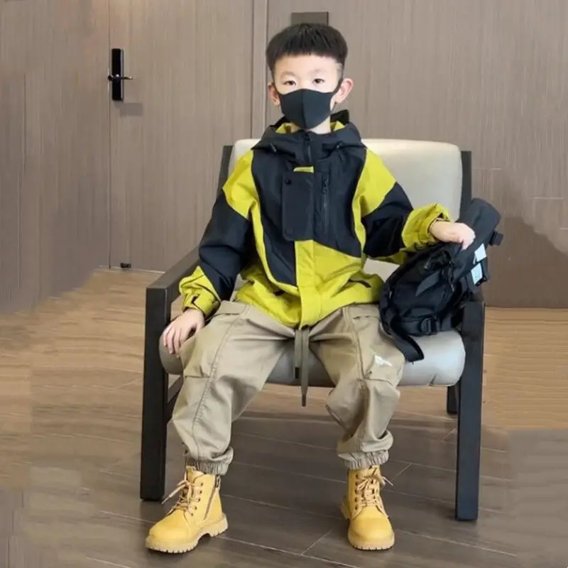 2025春の新作秋の男の子用コート、フード付き子供用ウインドブレーカー、大きなお子様向けのクールでスタイリッシュな男の子用ジャケット