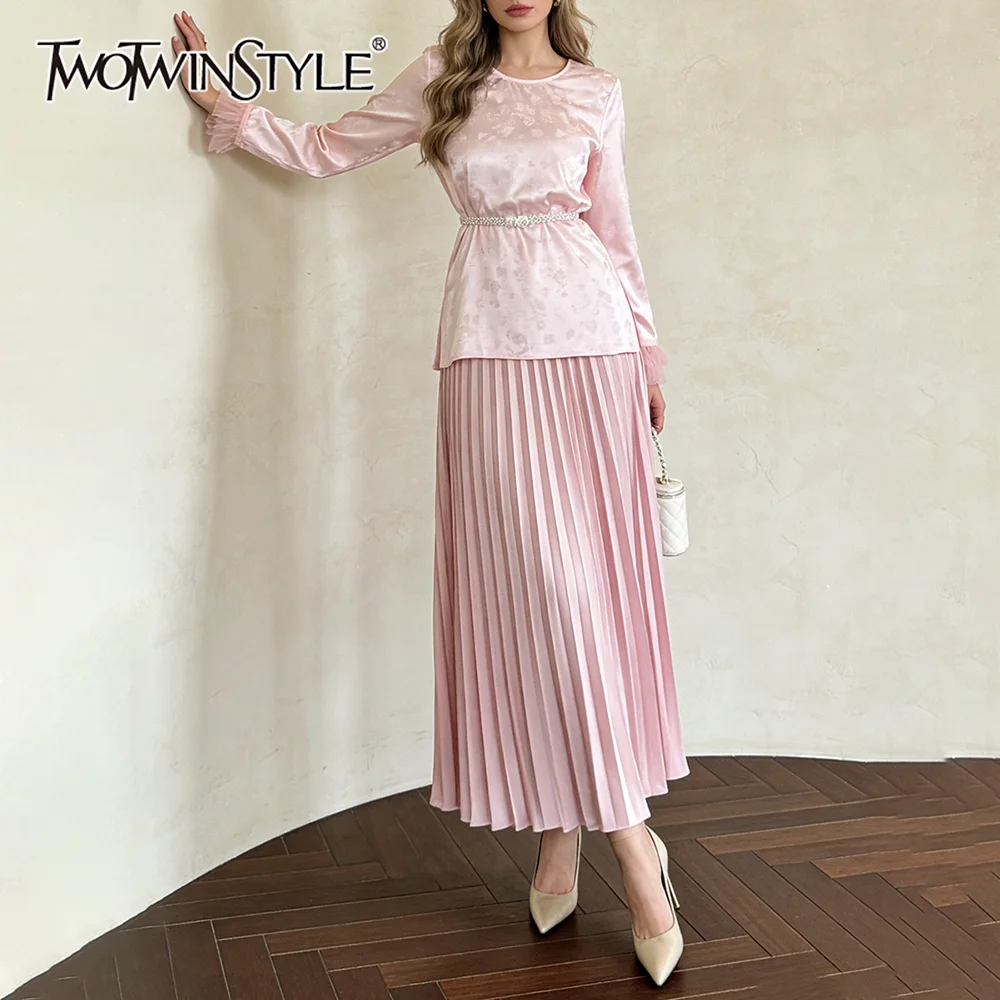 

TWOTWINSTYLE Элегантный комплект из двух предметов для женщин: топ с длинными рукавами и цепочкой, юбка с плиссировкой и вставками, новый женский комплект