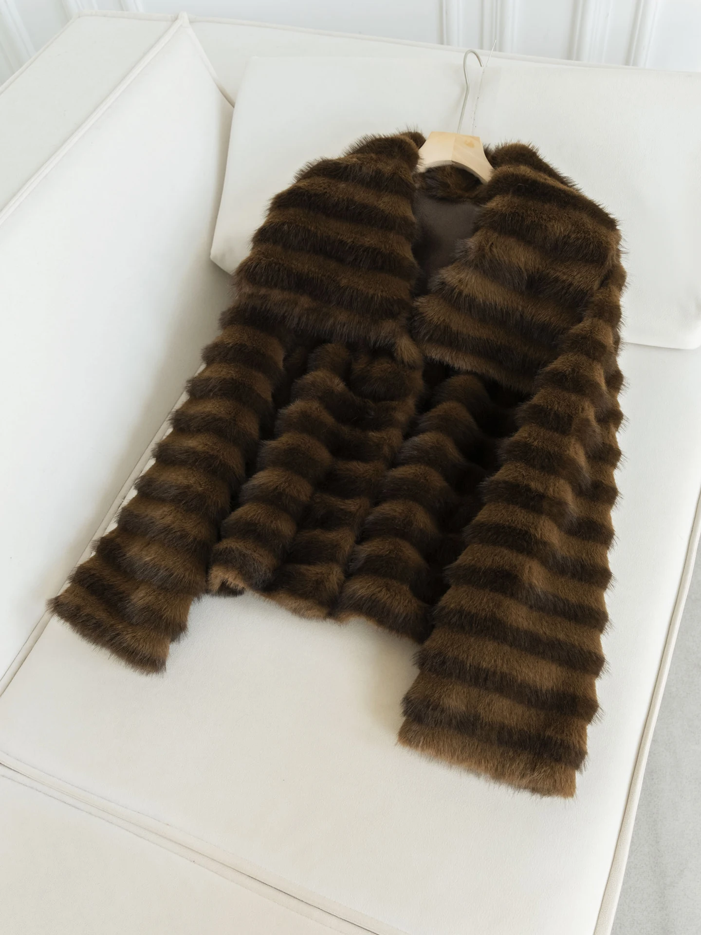 معطف فرو صناعي دافئ للخريف والشتاء 2025 بياقة أفقية كحلية اللون، ملابس خارجية عصرية صديقة للبيئة