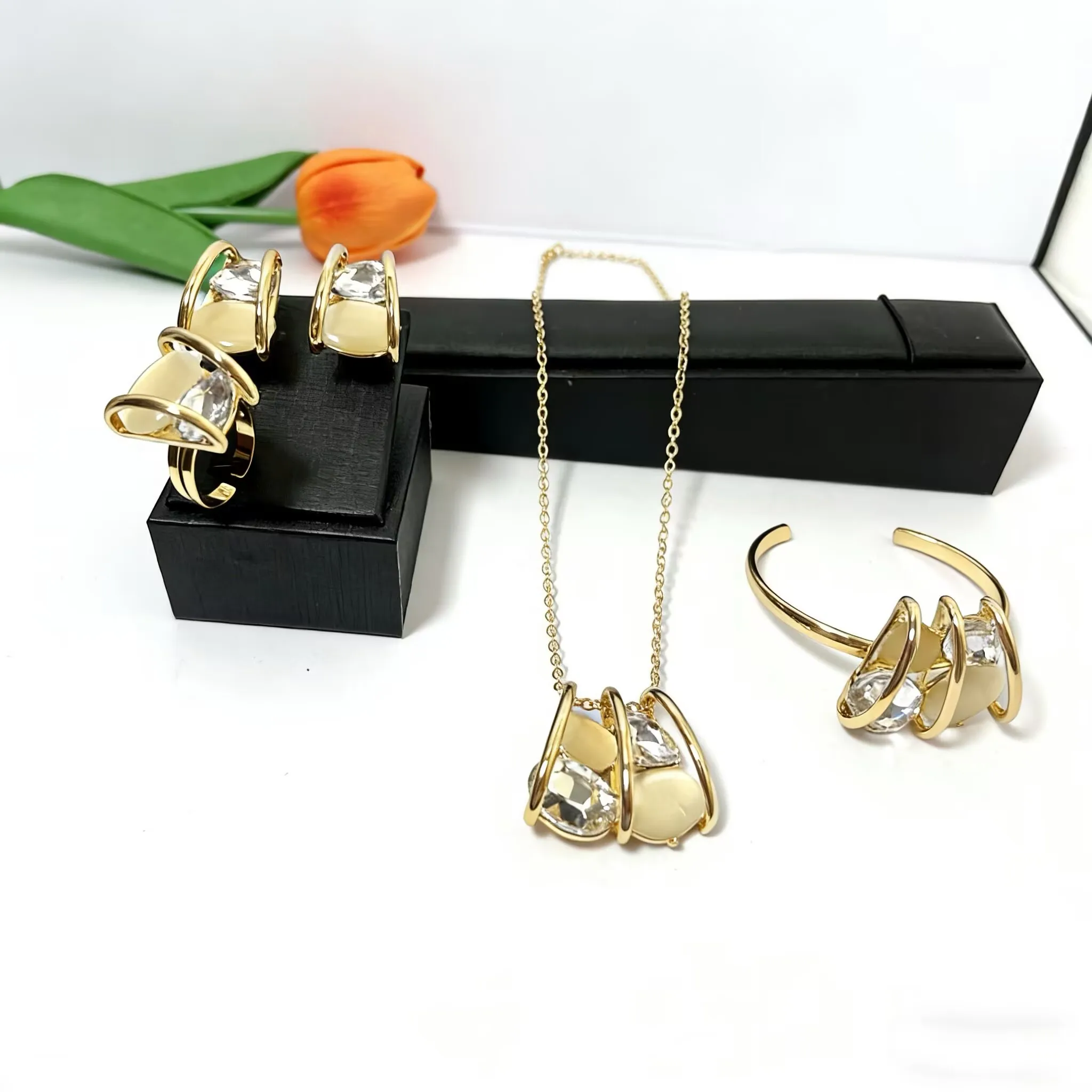 

Women's Classic Tricolor Jewelry Set with Necklace Earrings Bangle Ring 4PCS Wedding Party Gift HighQuality Fashion Accessori