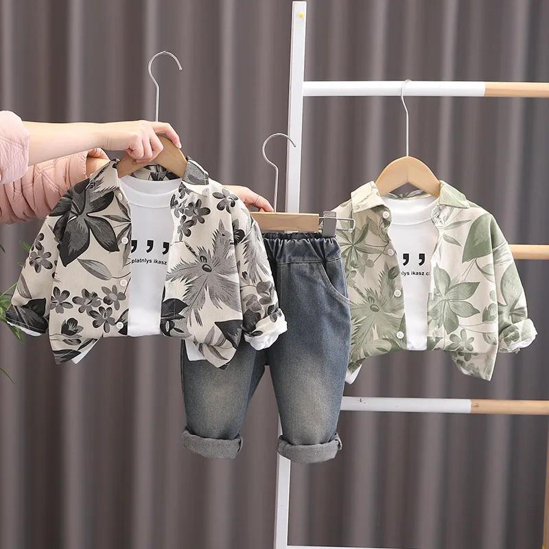 

Детский весенний комплект одежды для мальчиков на весну и осень, стильная рубашка с цветочным принтом, куртка + топ + повседневные джинсы, спортивный комплект из трех предметов