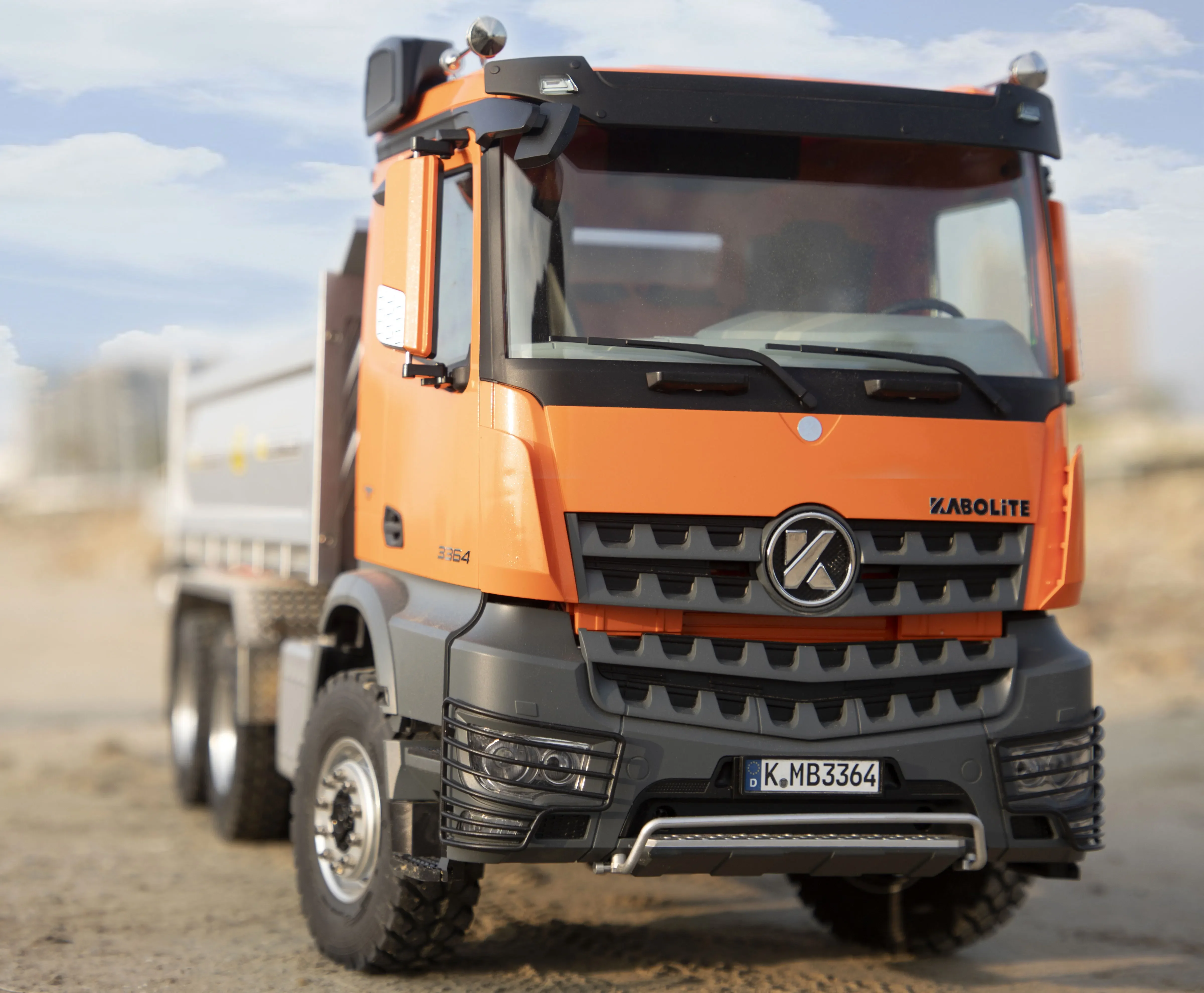 

RC 1/14 6x6 6x4 Hydraulic Dump Truck K3364 with Sound and Light with Differential Lock KABOLITE Remote Control Hydraulic Truck