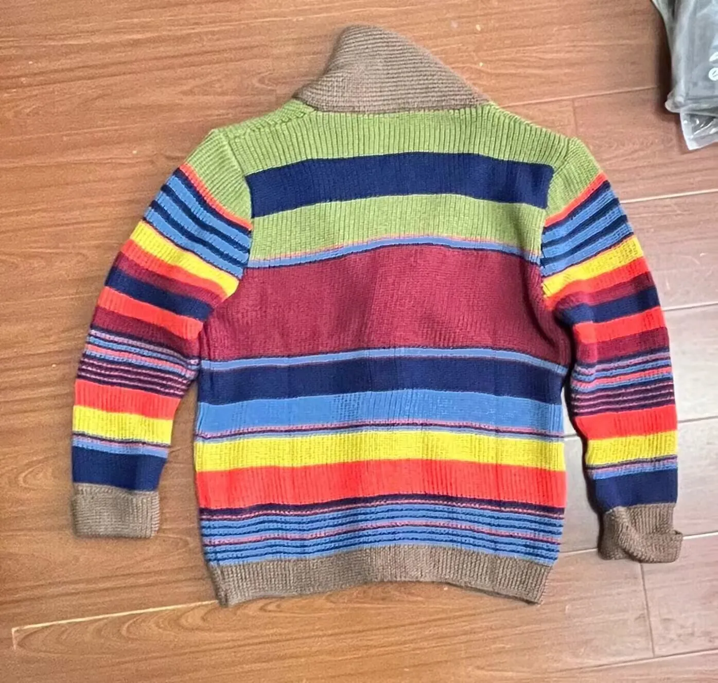 Suéter de arcoíris para hombre, nueva chaqueta de suéter europea y americana, cárdigan de punto con bloques de colores y solapa para otoño e invierno