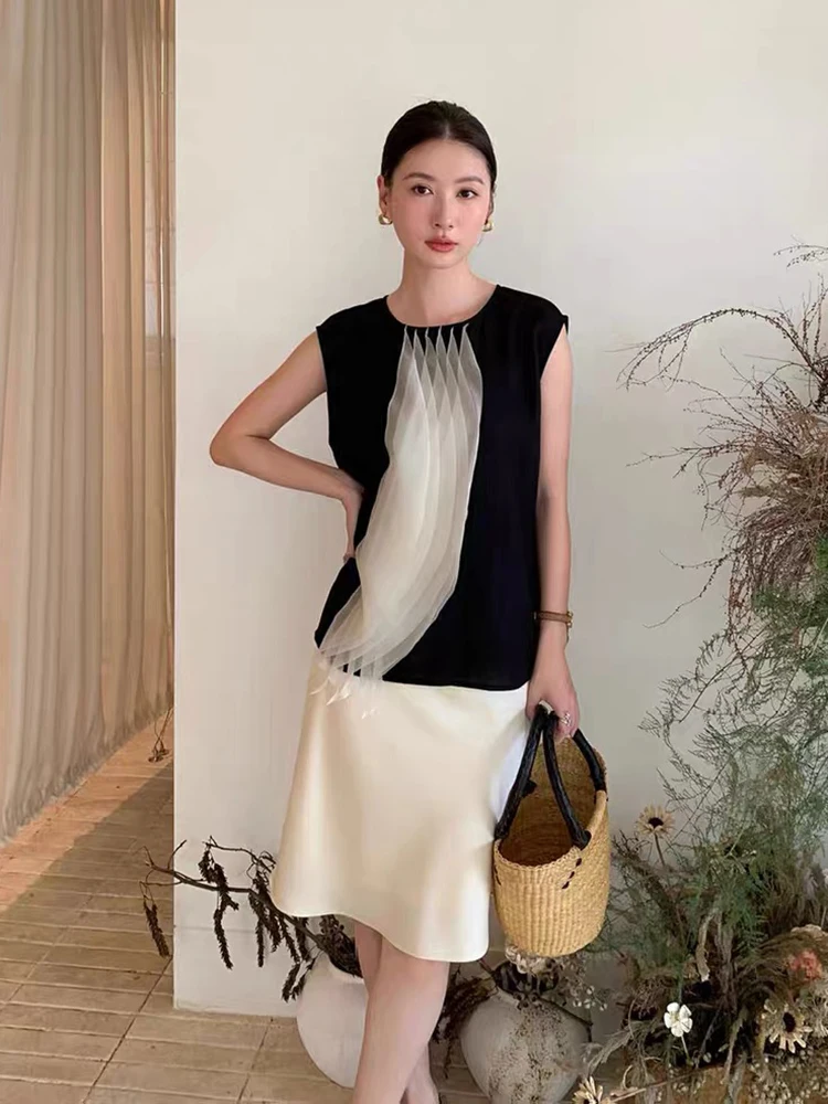 Design-inspired black and white contrast patchless sleeveless vest - a stylish workwear top for 2026 summer season