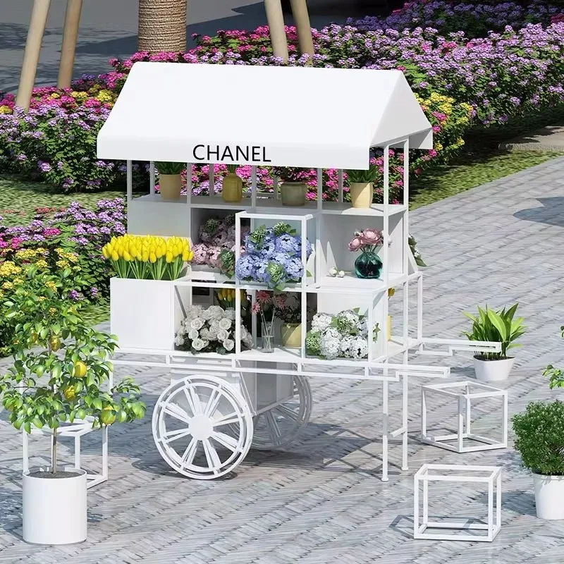 The wedding flower cart is decorated with a candy cart, making it easy to assemble for outdoor activities