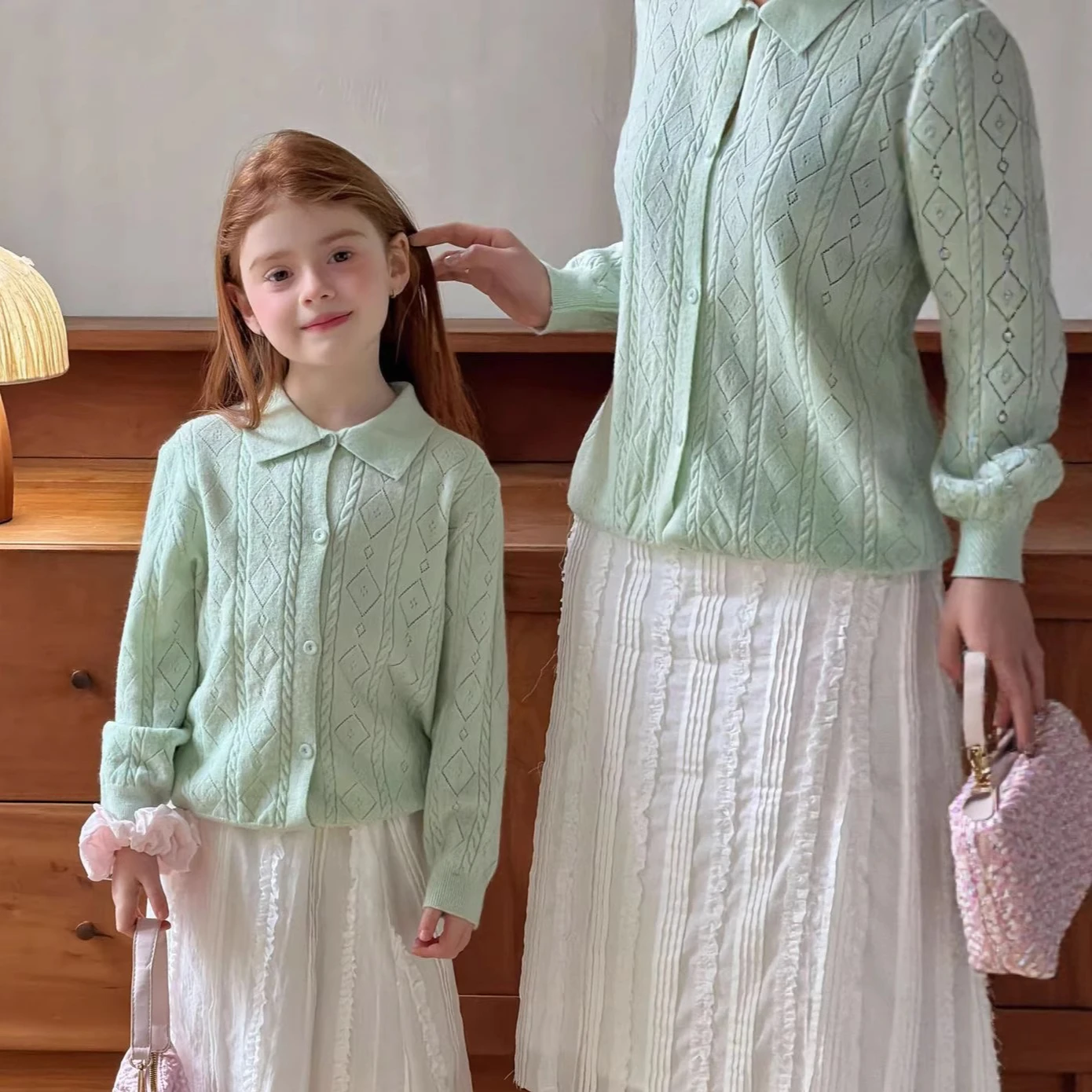 Suéter Infantil Feminino 2026 Primavera e Verão Nova Coleção Roupa Coreana para Meninas Cardigã de Tricô Macio e Fofo para Bebês Roupa Tal Mãe Tal Filha