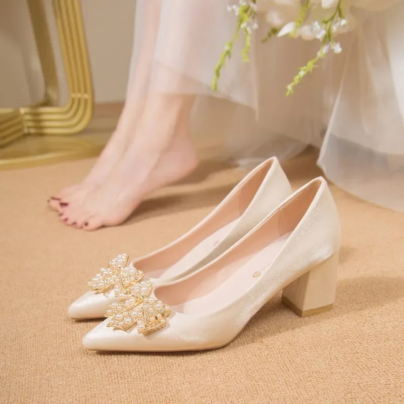 French style pointed thick heel shoes for women\'s middle and pearl main wedding dress engagement bride shoes